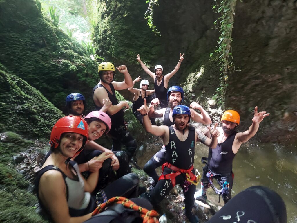Un grupo de gente posando en el barranco de pedroso