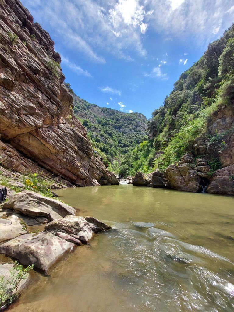 un grupo de personas realizando el barranco del leza