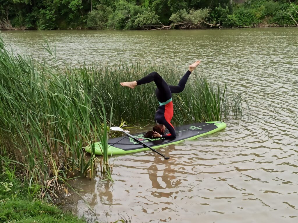 una chica haciendo paddle surf