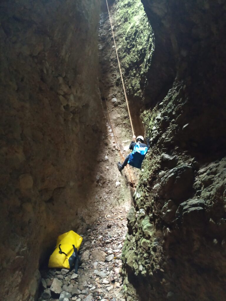 Hombre rapelando en el barranco de las grajas