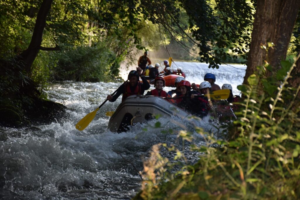 Variis rafts bajando por el rio Iregua