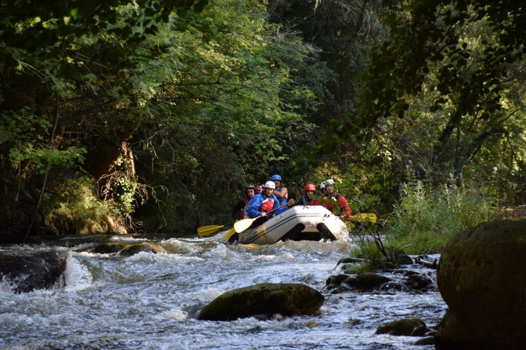 Bajando por el rio haciendo rafting