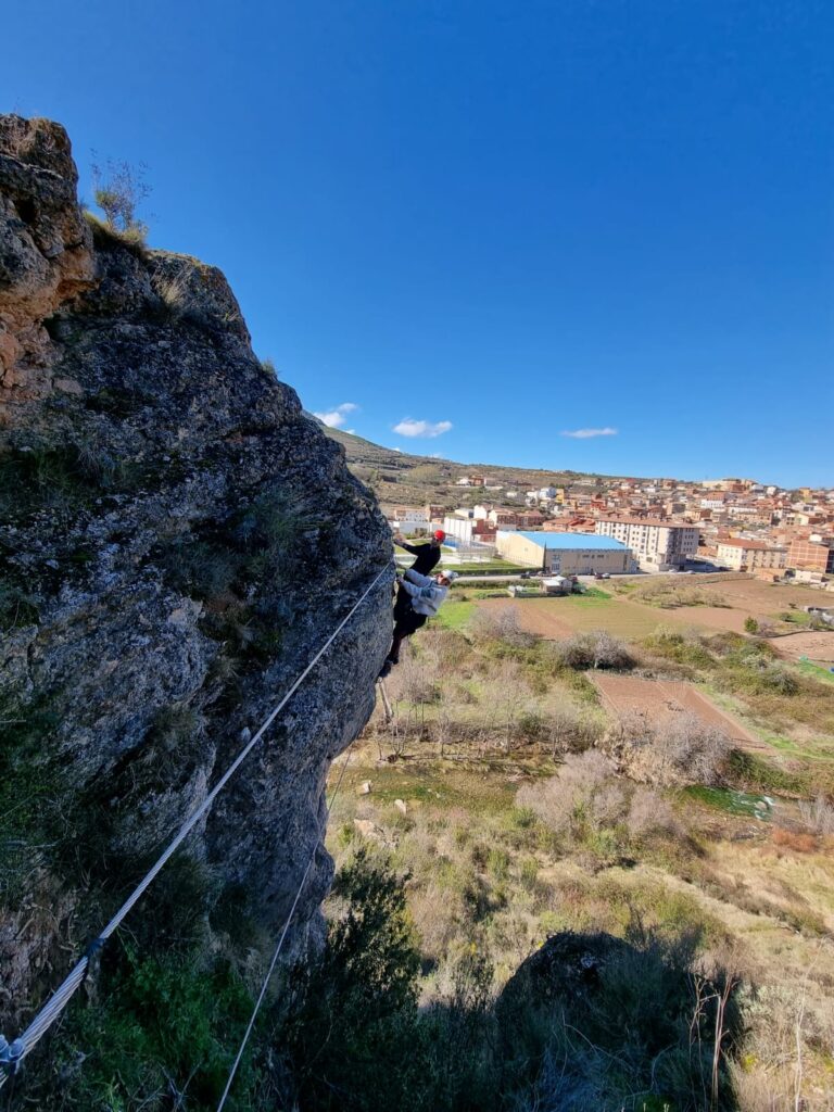 Una persona realizando una vía ferrata