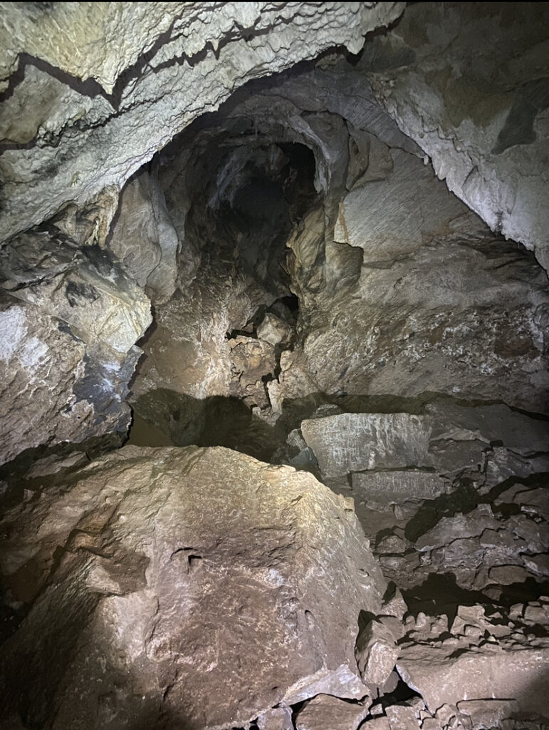 Cueva de peñamiel galeria Se ve una cueva