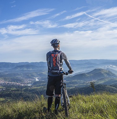 un hombre con bici mirando el horizonte