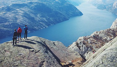 Gente mirando desde lo alto de la colina