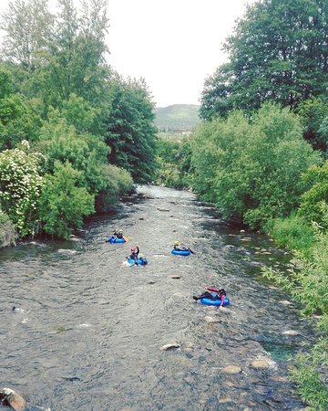 chicos bajando en river tubing por el rio