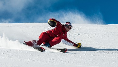 un chico haciendo snow