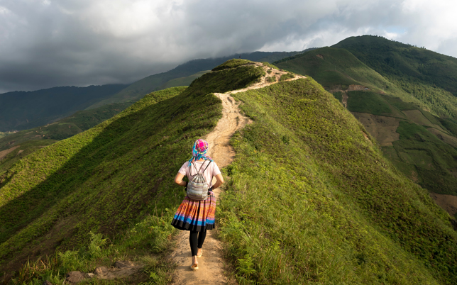 una chica andando por un sendero